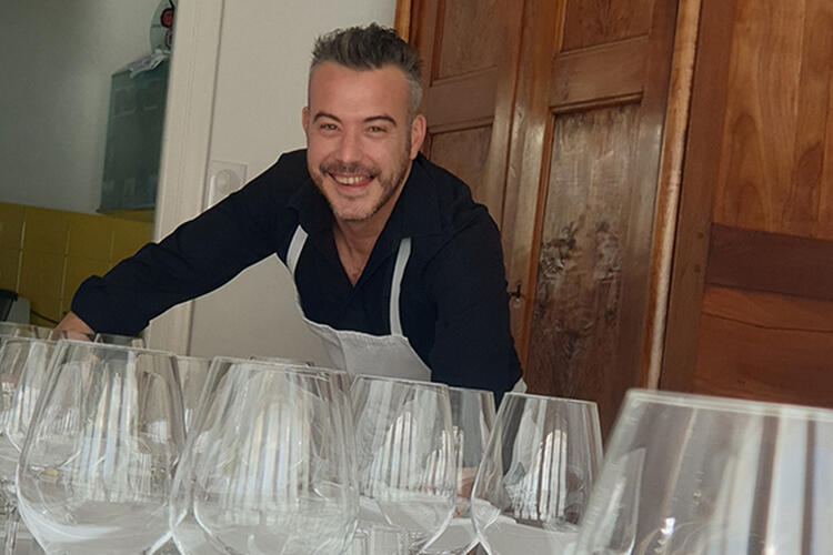 Le sommelier Anthony Rauld du Restaurant L'Amphitryon à Lorient